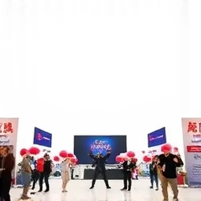 「深夜录音门」事件档案封面，深色底上叠着一段录音波形