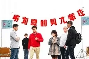 「代言解约时间表」档案封面，合约文件在桌面上的对比构图